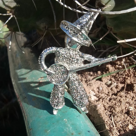 Gorgeous silver colored Brooch Pin banjo player - Picture 2 of 16